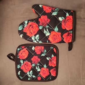 NEW- Oven mitt and potholder set- RED ROSES